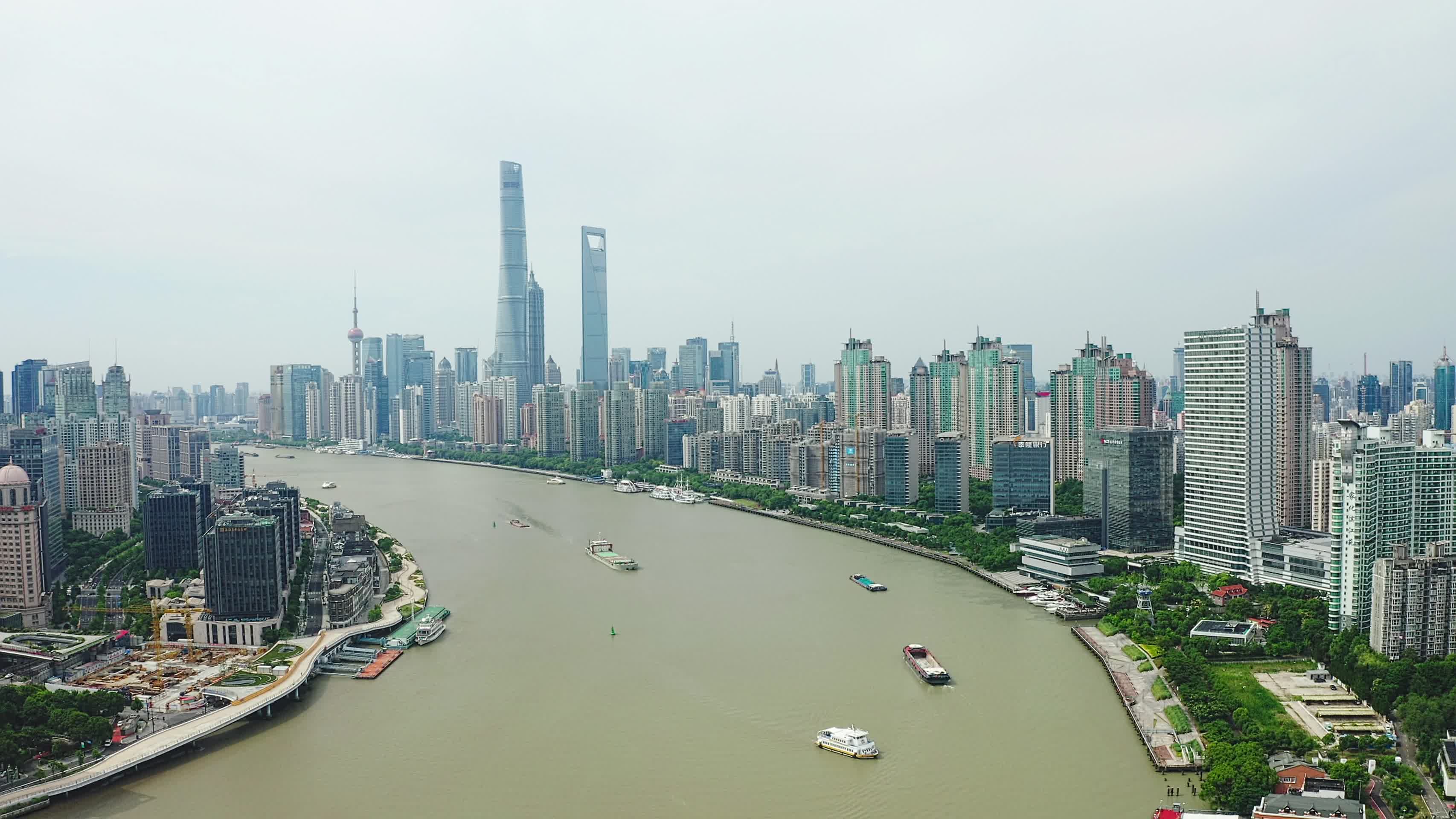 黄浦江两岸的城市建筑视频的预览图