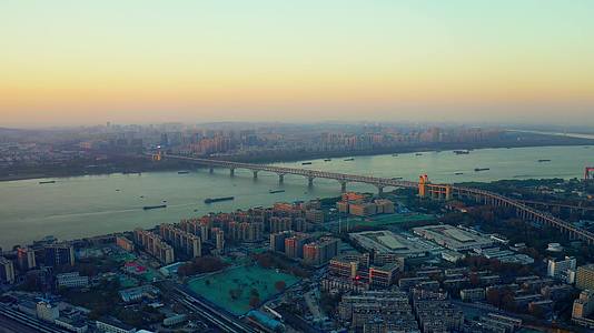 夕阳照耀下的南京长江大桥视频的预览图