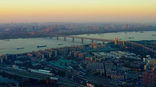 夕阳照耀下的南京长江大桥视频的预览图