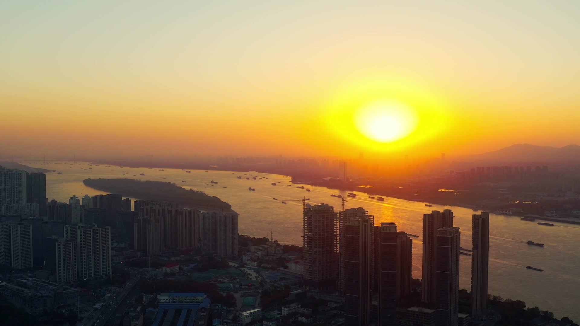 金色夕阳下的长江视频的预览图