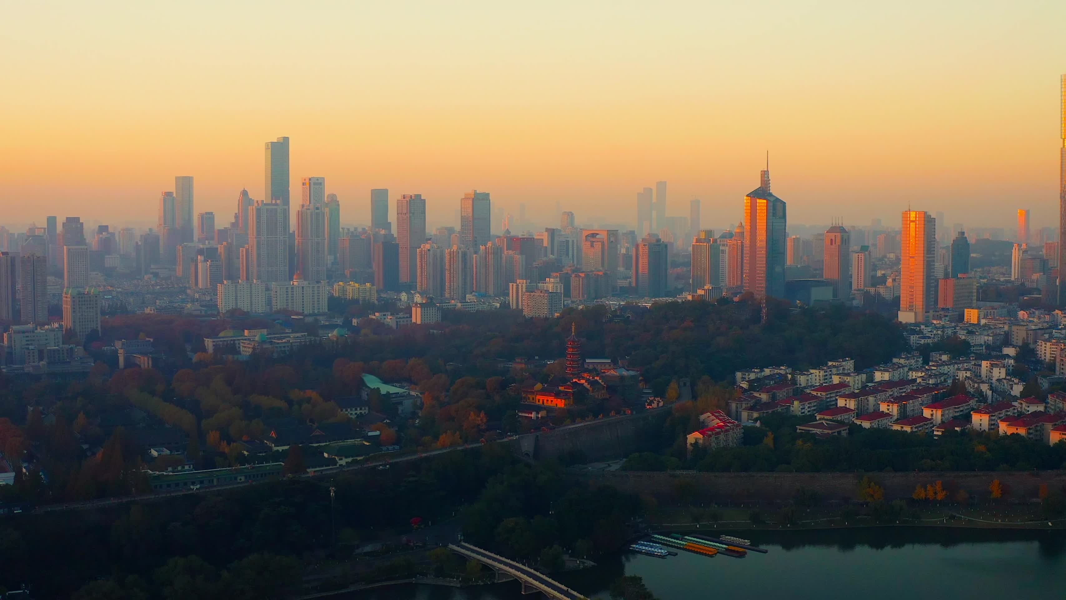 朝阳照耀下的高楼大厦视频的预览图