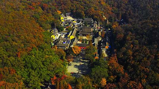 秋色相映的山中寺庙视频的预览图