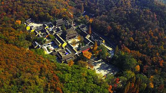 秋色相映的山中寺庙视频的预览图