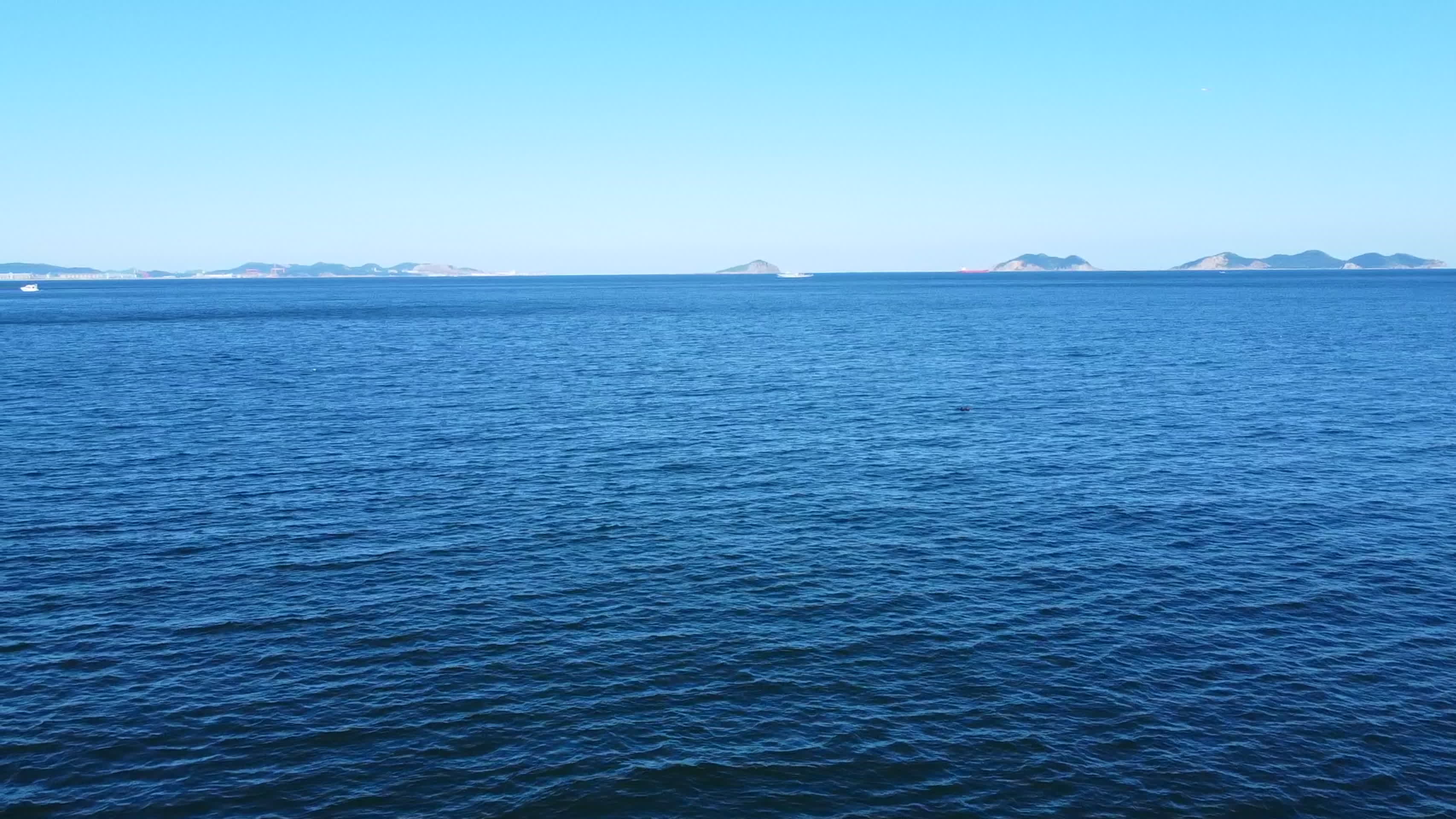 大连棒棰岛碧海蓝天海边沙滩湾区视频的预览图