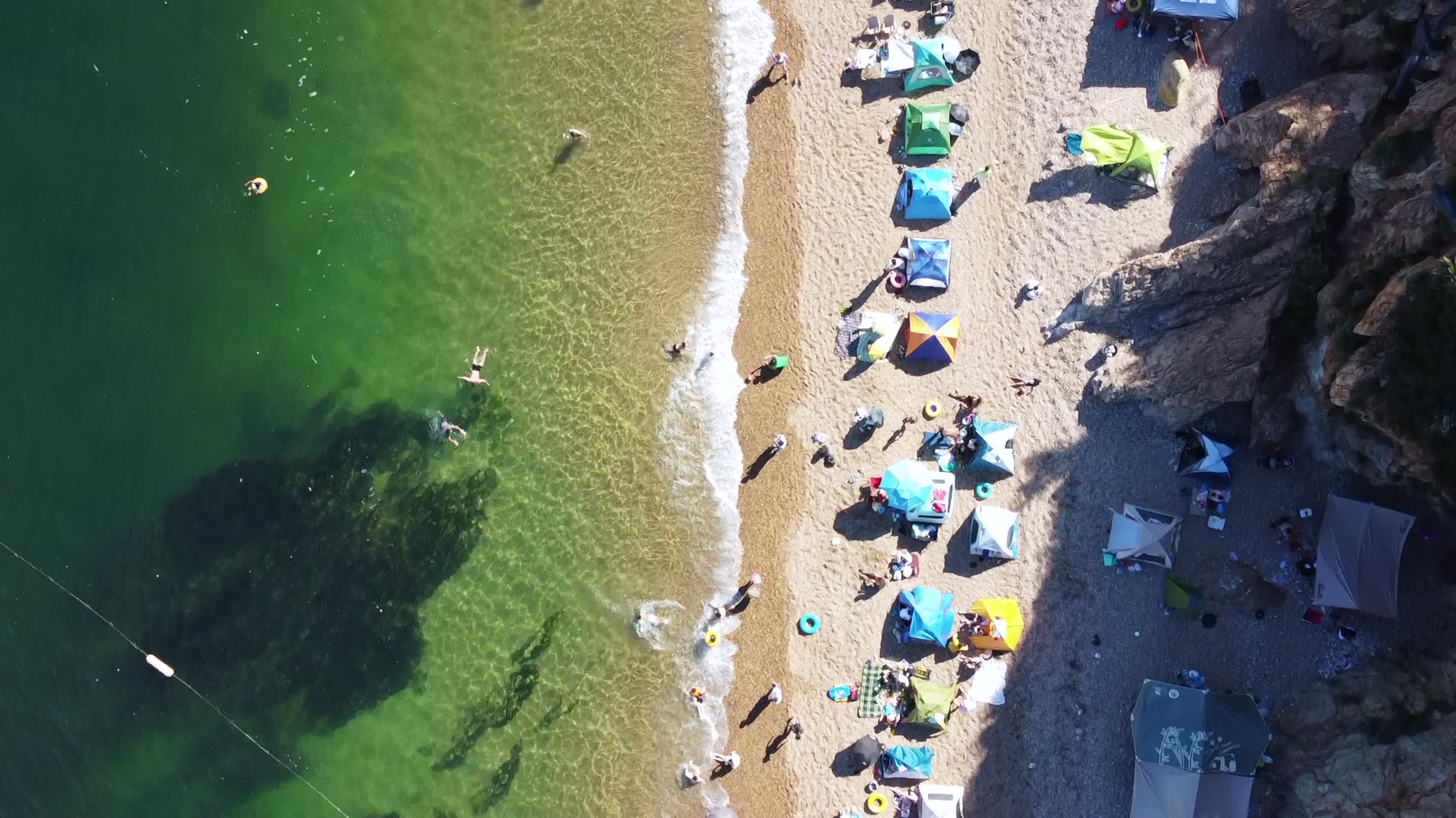 大连棒棰岛碧海蓝天海边沙滩湾区视频的预览图