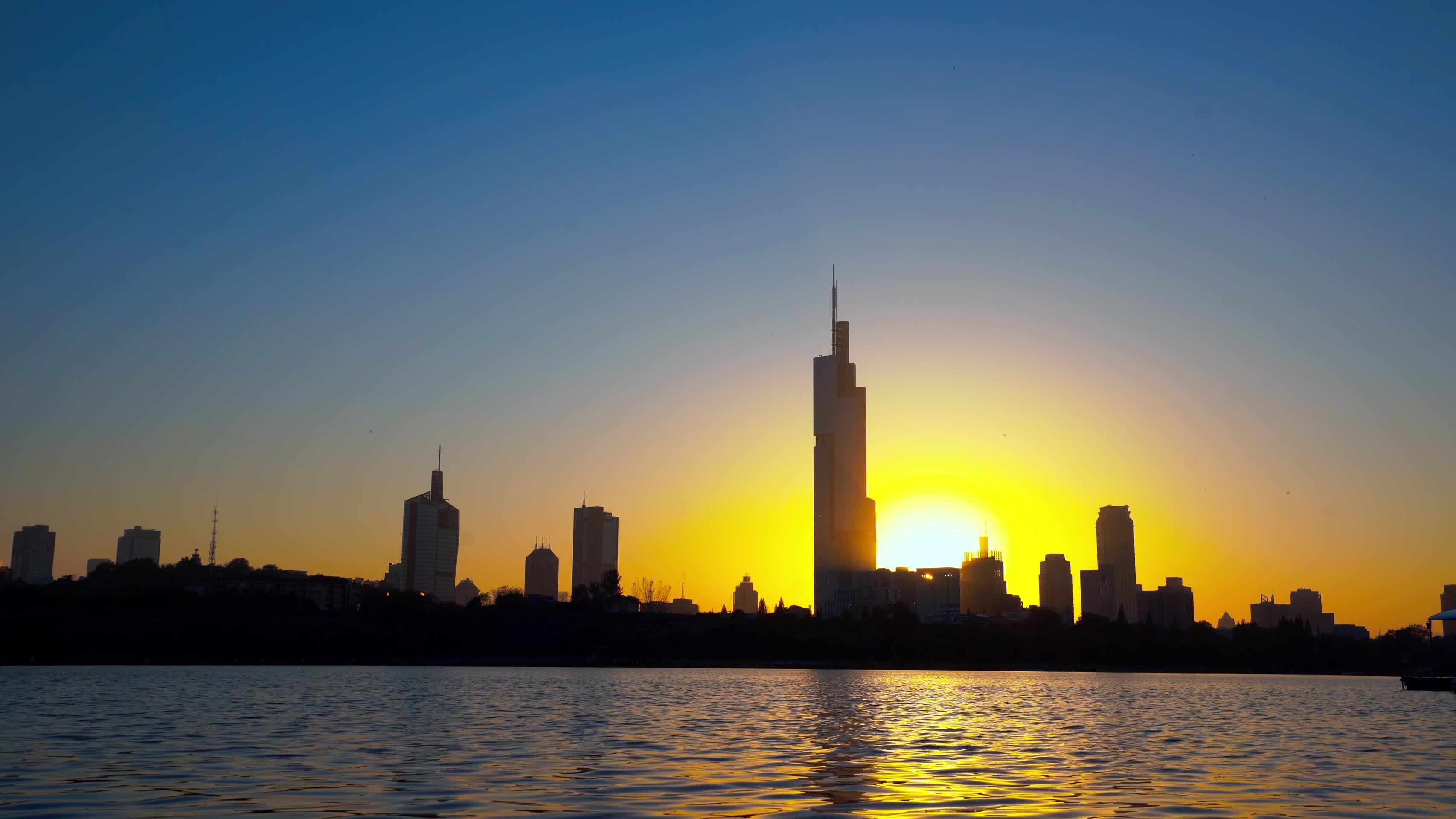 夕阳照耀下的高楼大厦视频的预览图