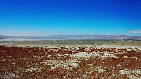 新疆哈密巴里坤湖自然景观4K航拍视频的预览图