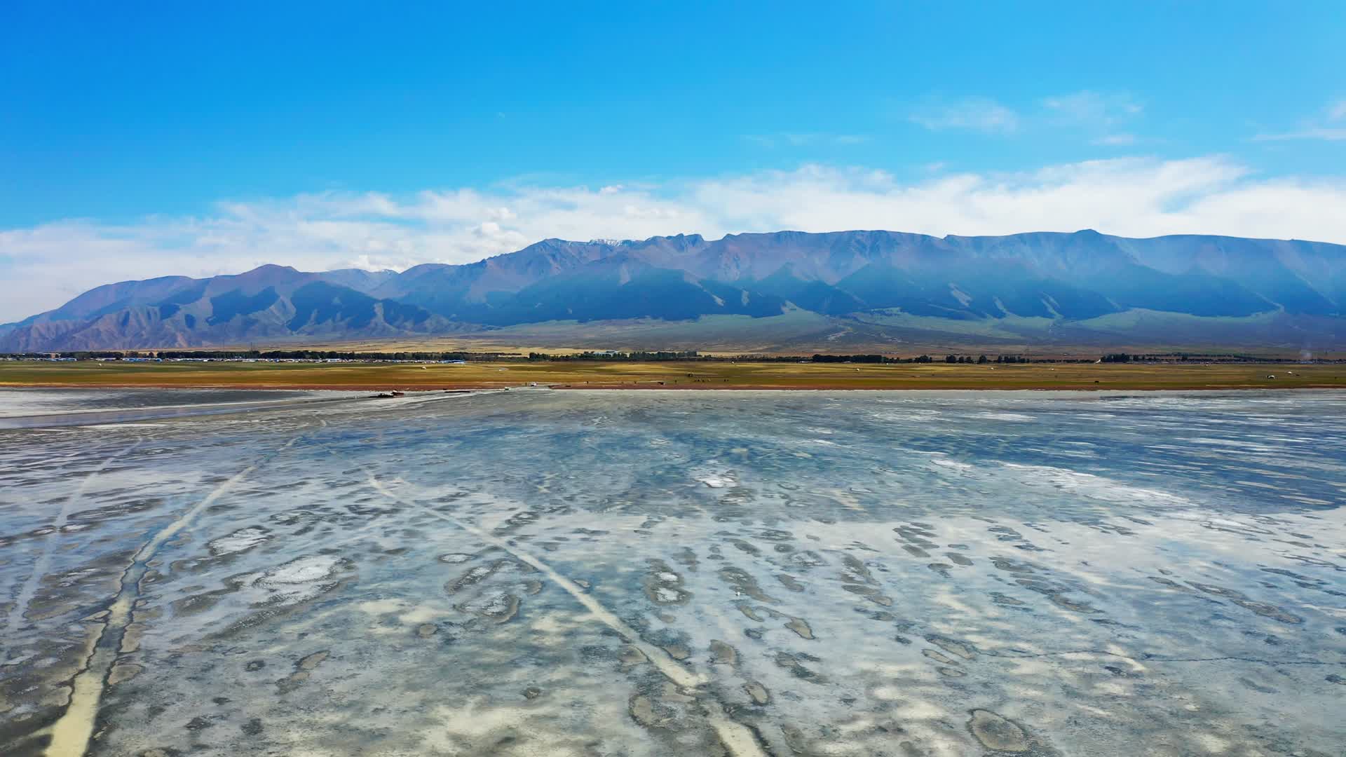 新疆哈密巴里坤湖4K无人机航拍视频的预览图