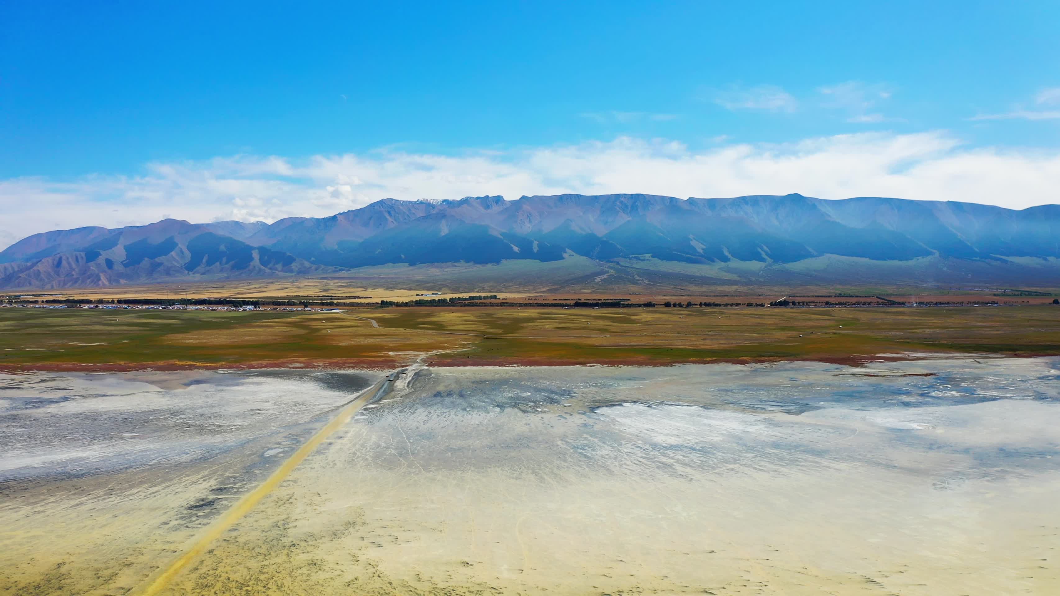 新疆哈密巴里坤湖4K航拍视频的预览图