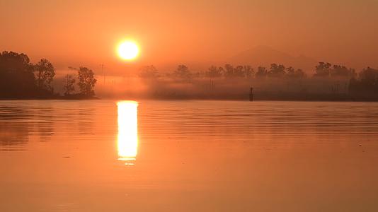 清晨湖面日出唯美空镜自然风景视频的预览图