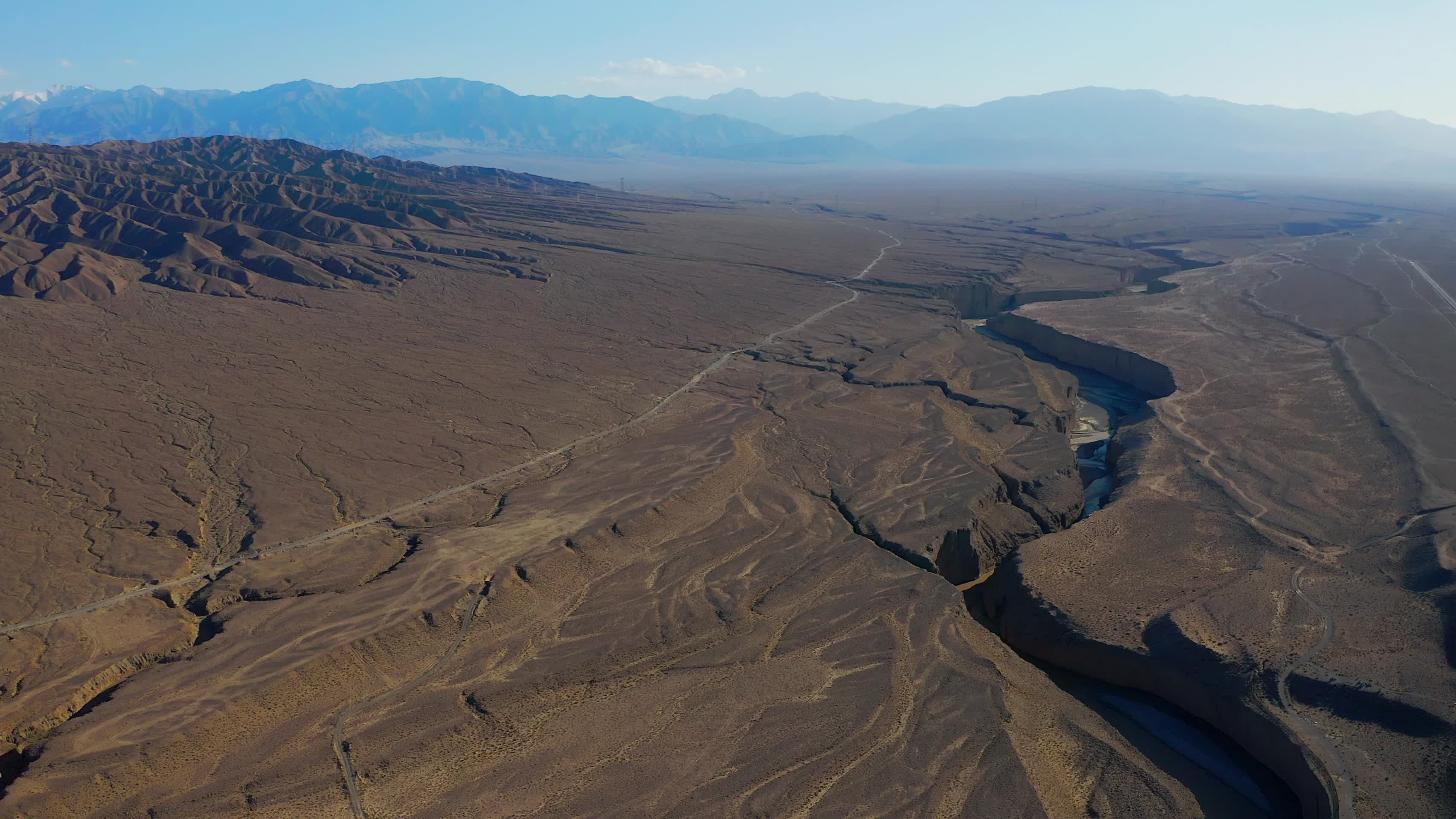大西北荒漠戈壁地貌视频的预览图