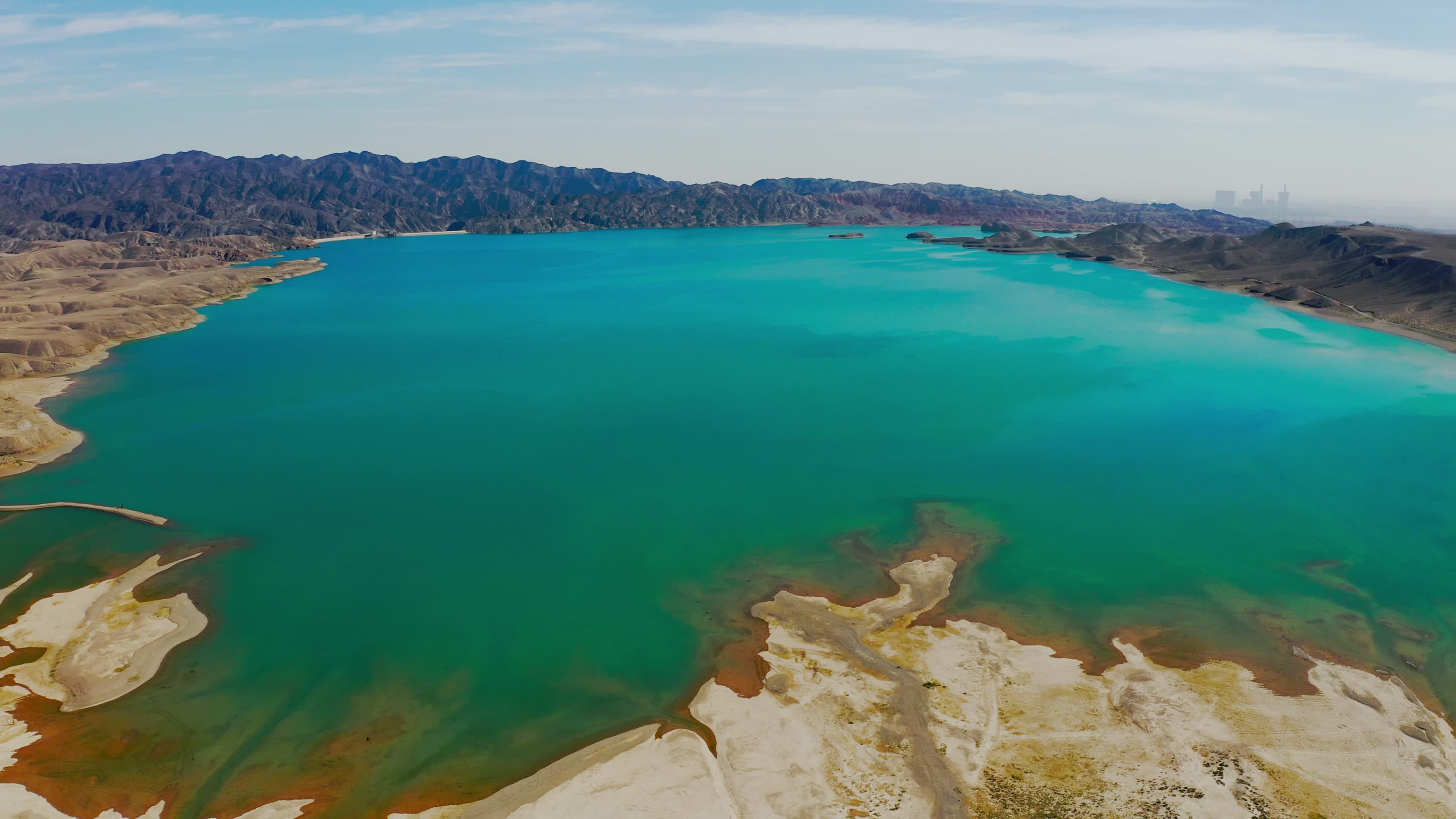 荒漠中翠绿的湖泊无人机拍摄视频的预览图