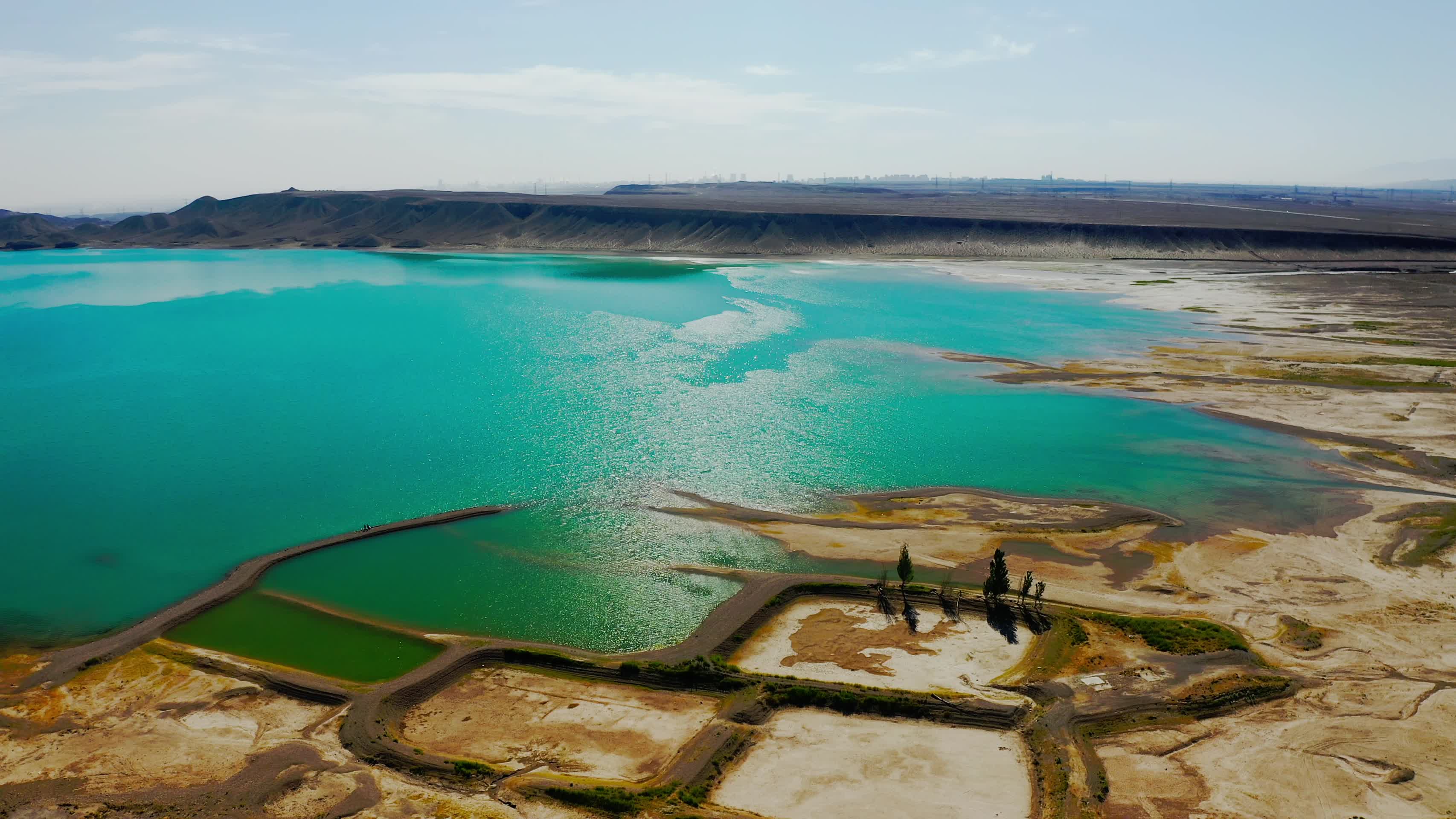 荒漠中翠绿的黑山湖湖泊近拍视频的预览图