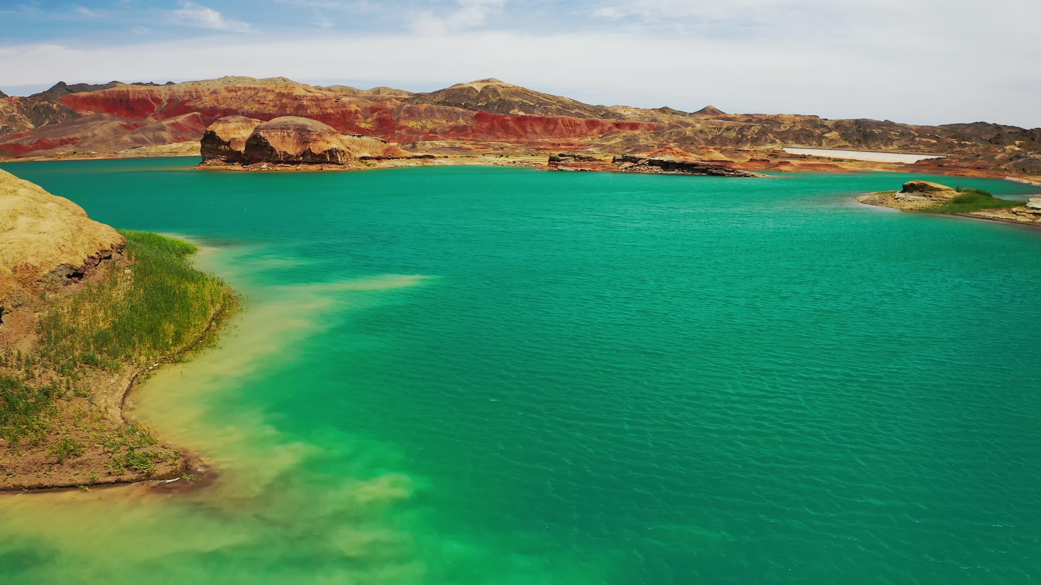 荒漠中翠绿的黑山湖湖泊视频的预览图