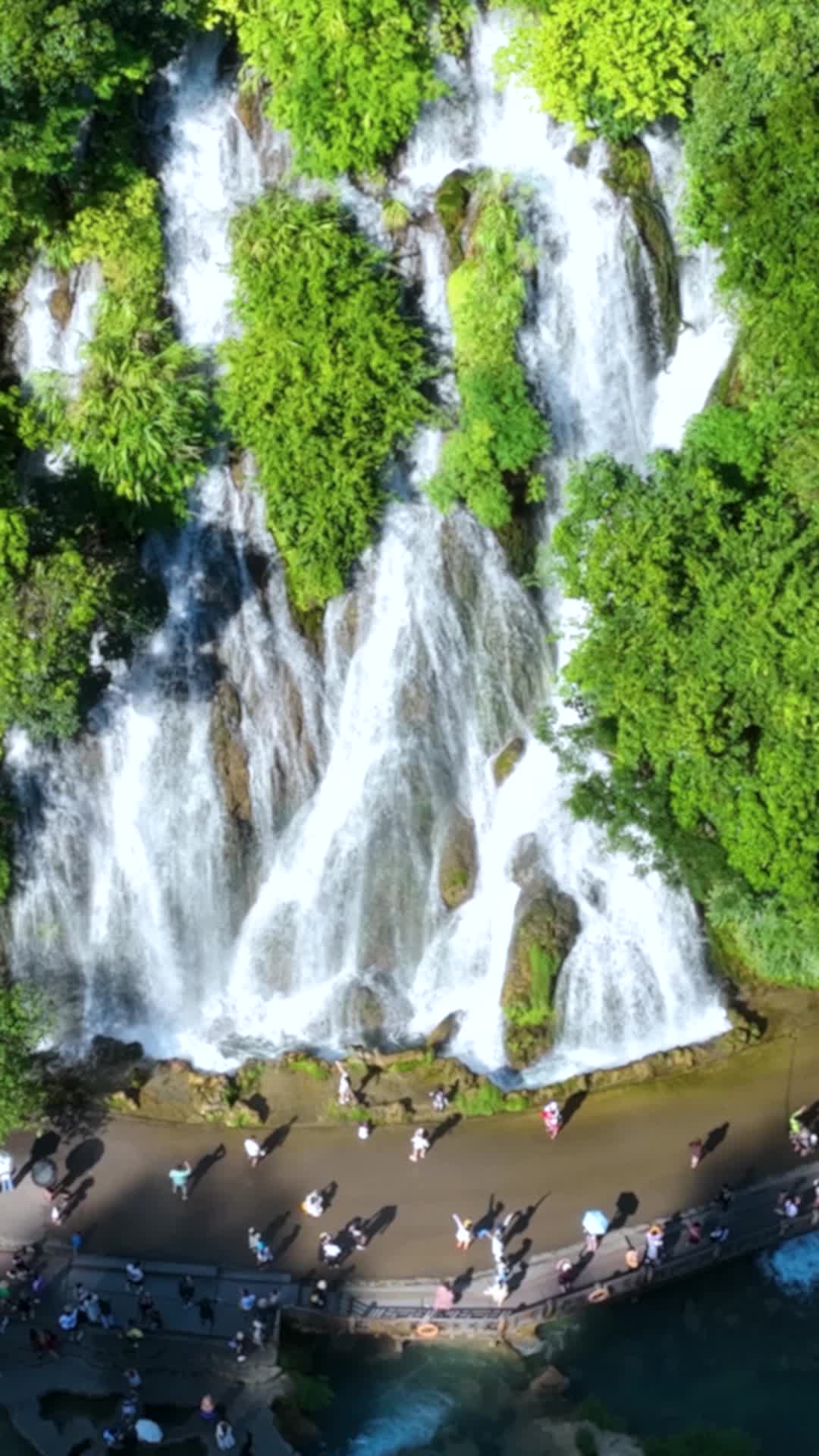 高清竖屏航拍河池南丹拉岜瀑布视频的预览图