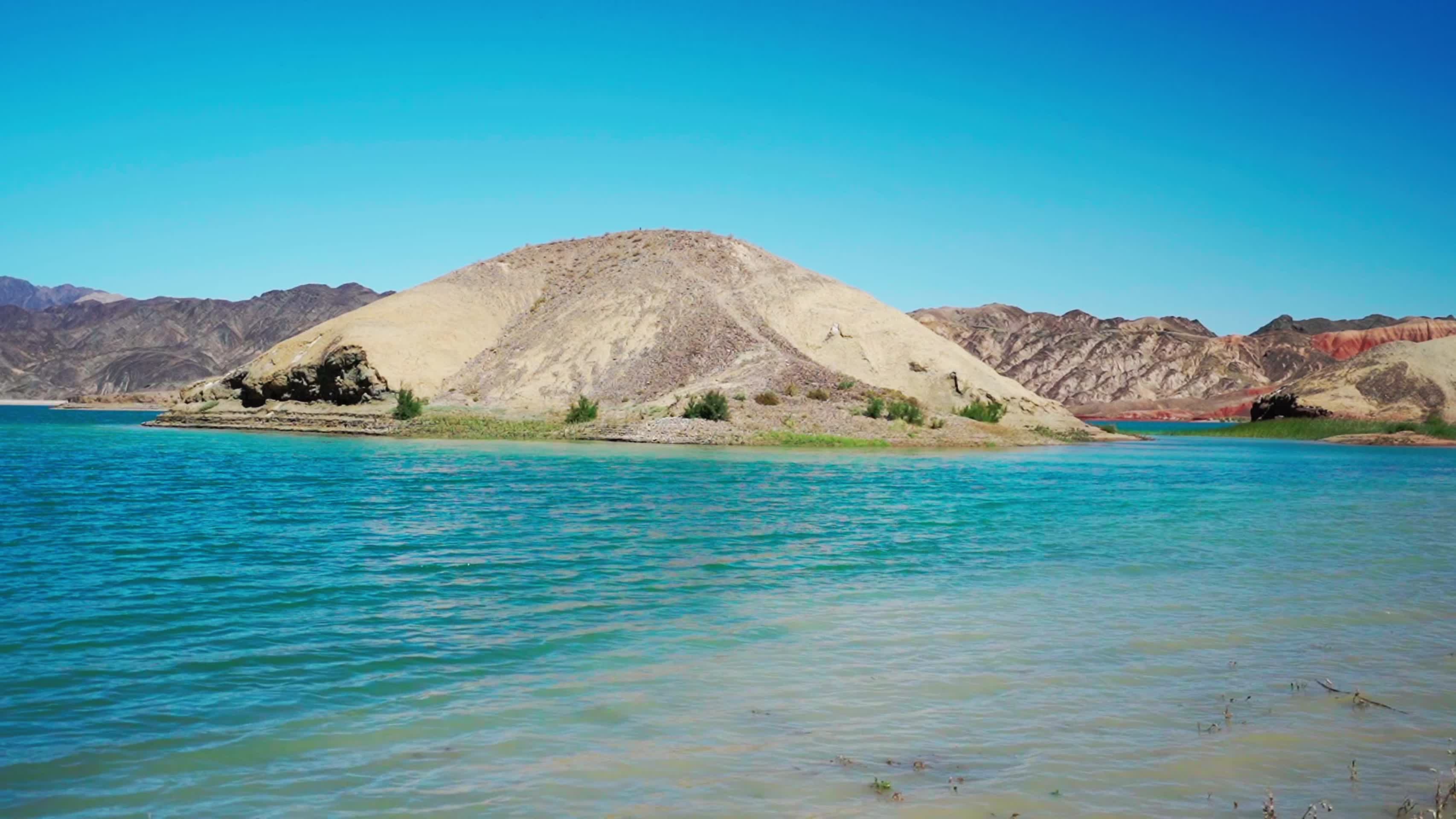 荒漠中翠绿的湖泊视频的预览图