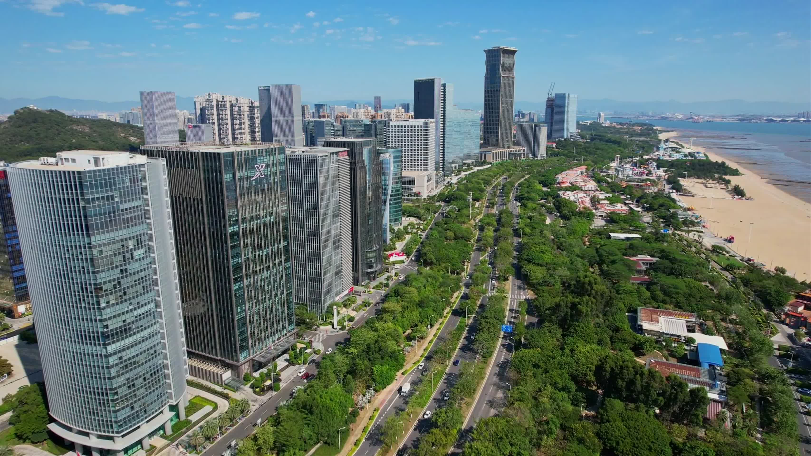 航拍城市商务大楼视频的预览图