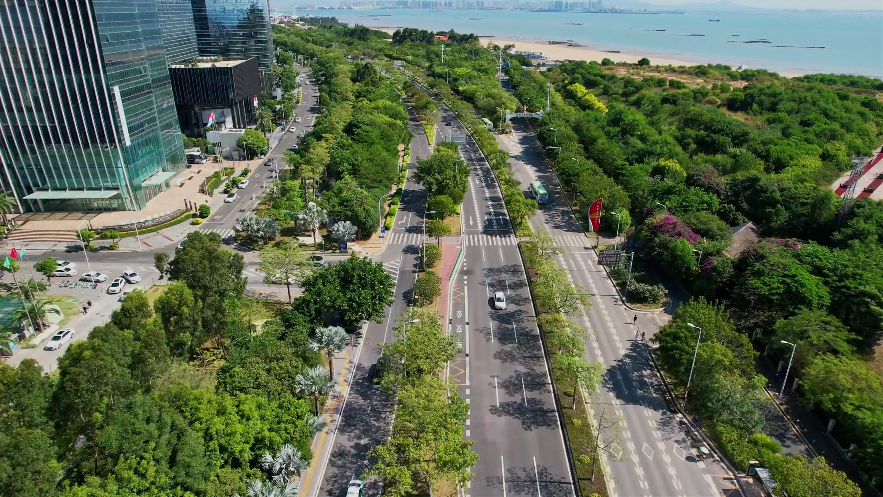 航拍厦门道路交通景观视频的预览图