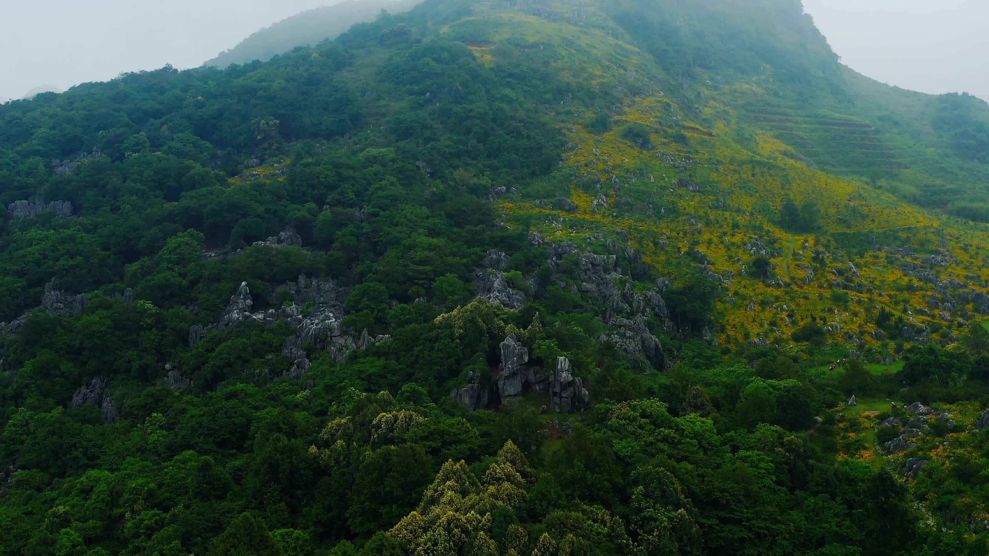 江西景德镇怪石林4K航拍视频的预览图