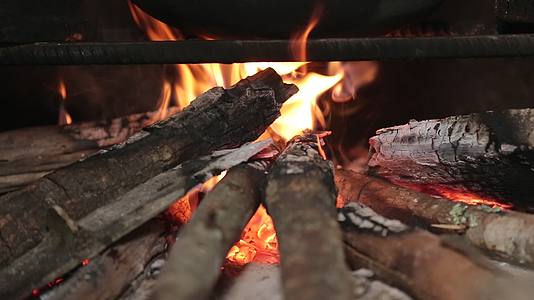 农村乡下柴火炉灶火焰木柴燃烧视频的预览图