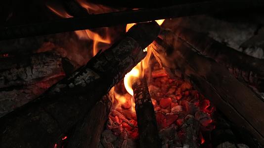 农村乡下柴火炉灶火焰木柴燃烧视频的预览图