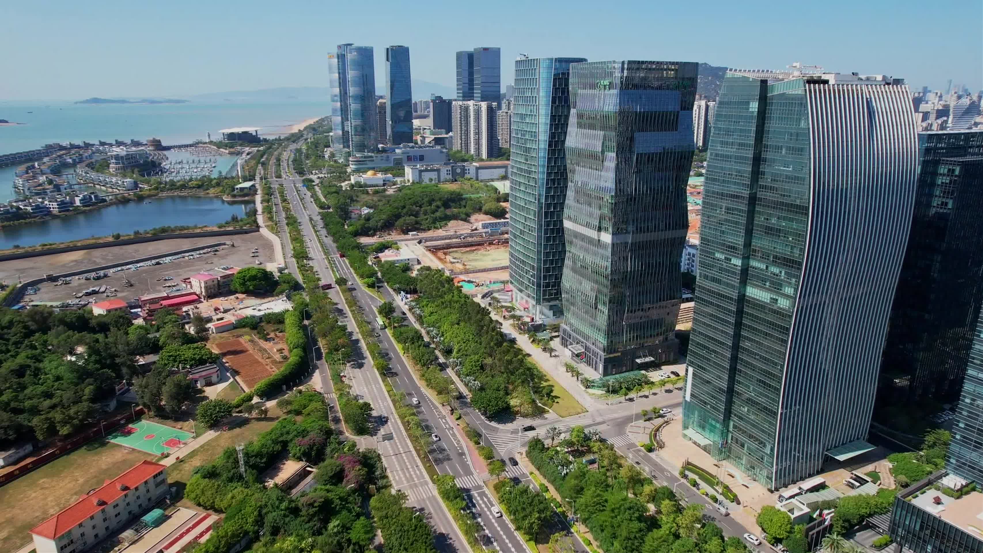 航拍城市商务大楼视频的预览图