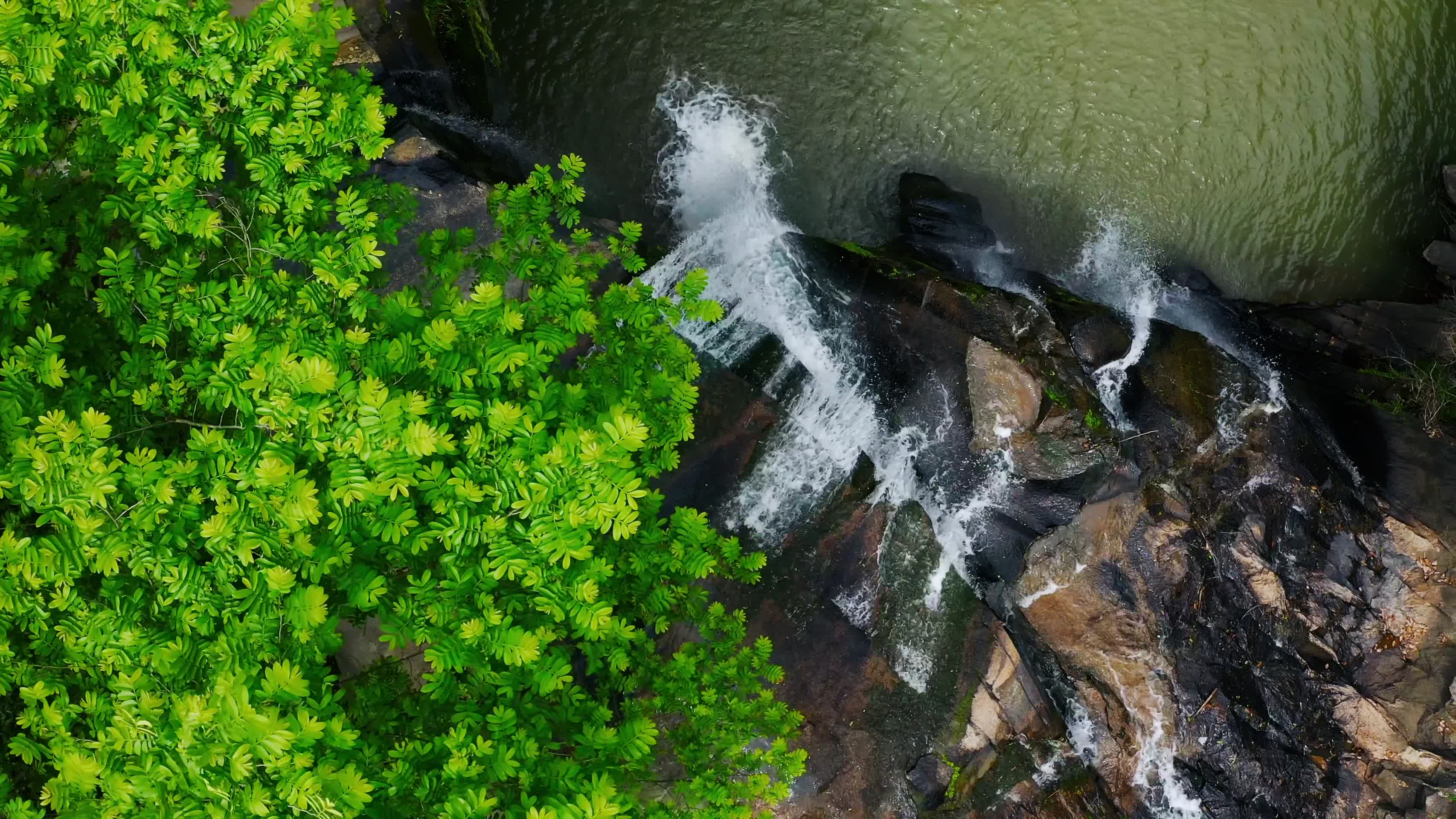 河南信阳漠河村峡谷4K航拍视频的预览图