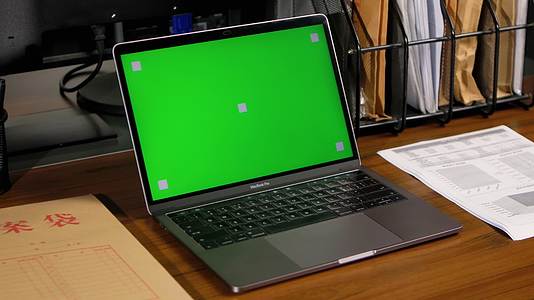4K绿幕抠像笔记本电脑办公场景打字视频的预览图