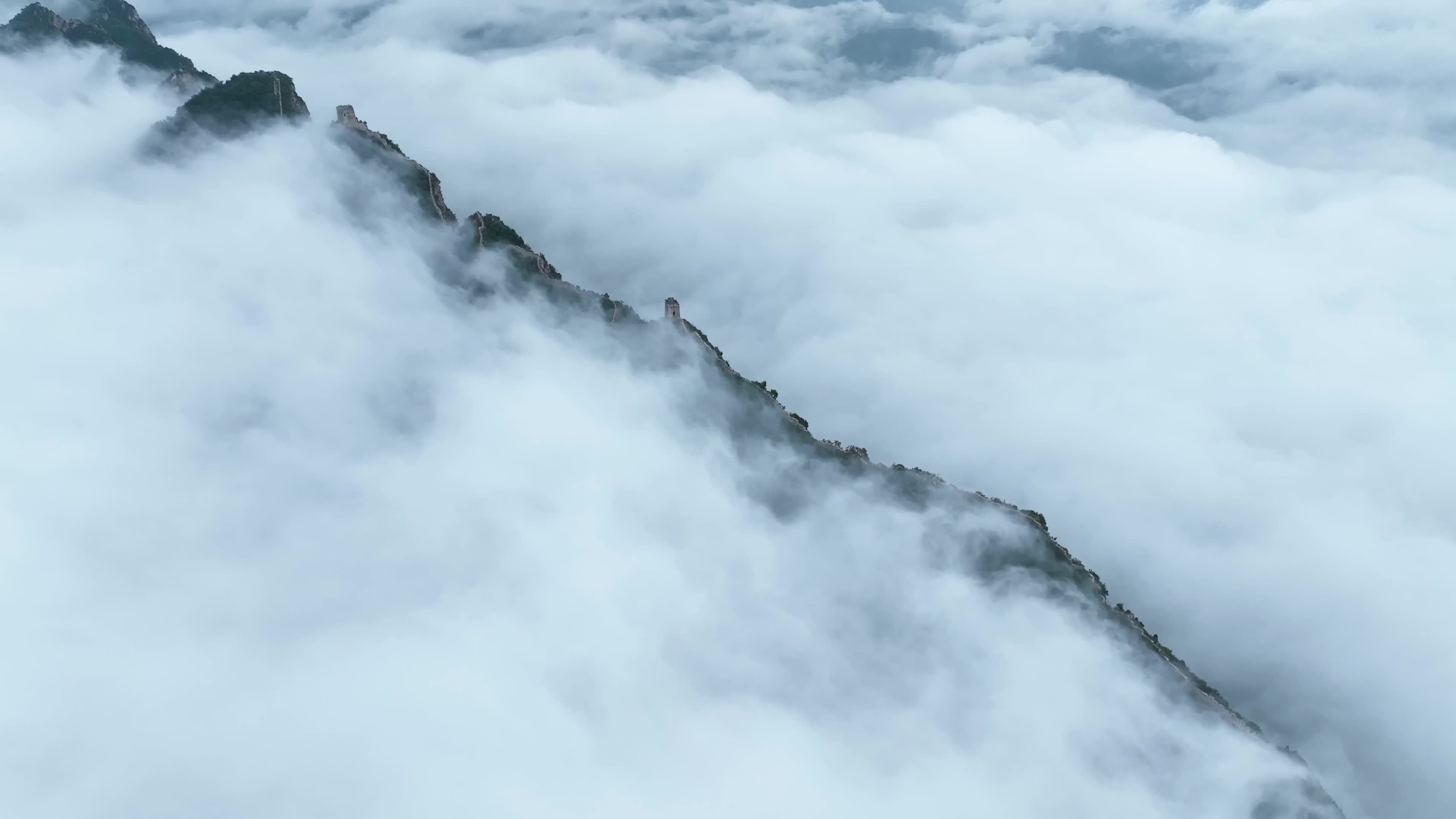 云雾缭绕的中国长城北京长城长城风光视频的预览图