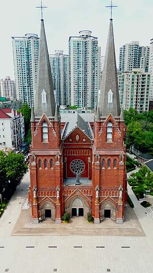 上海徐家汇天主教堂4K航拍视频视频的预览图