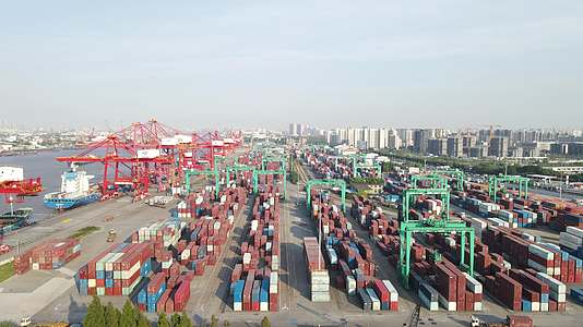 上海集装箱码头上港集团4K航拍原视频的预览图