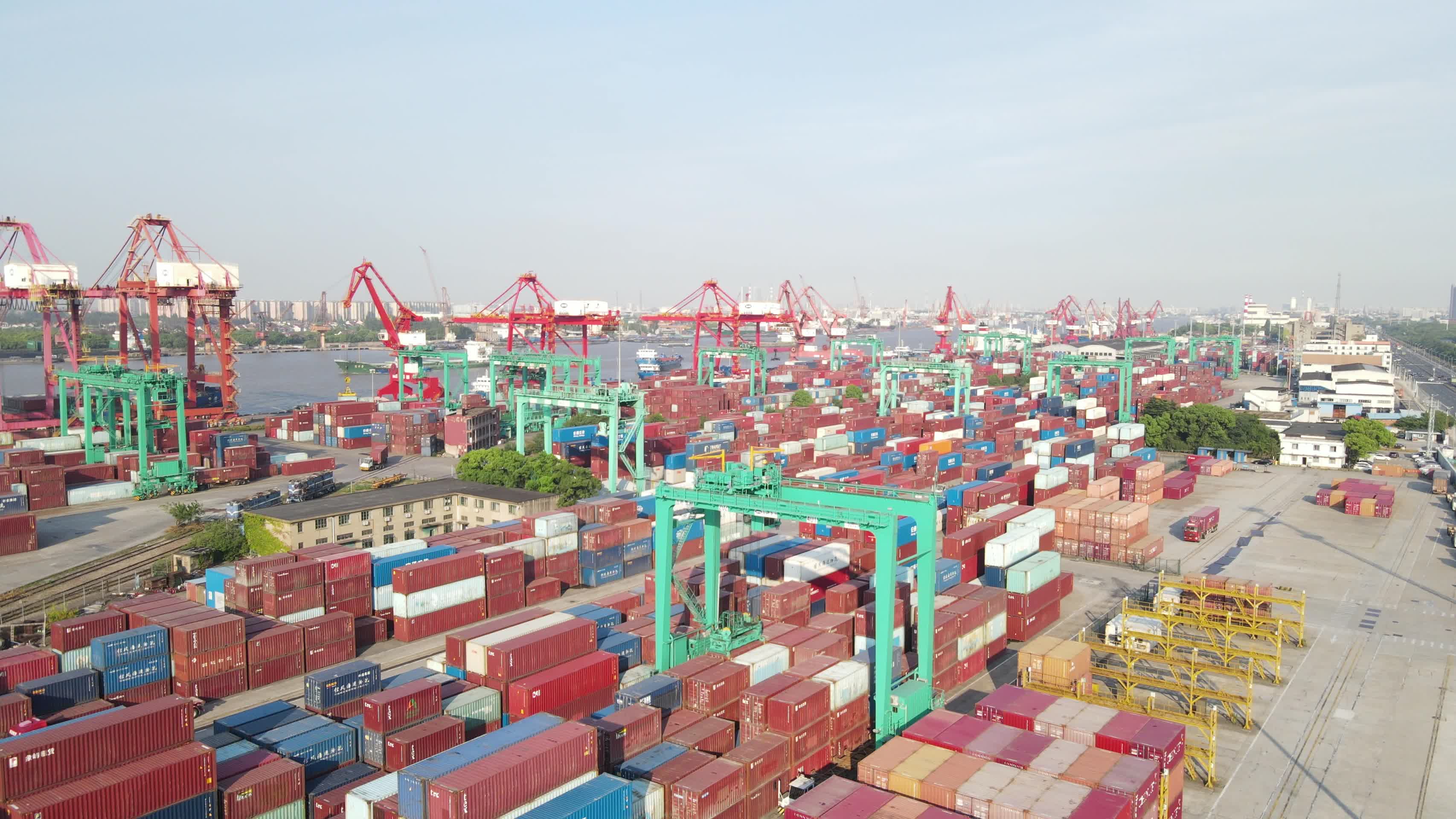 上海集装箱码头上港集团4K航拍原视频的预览图