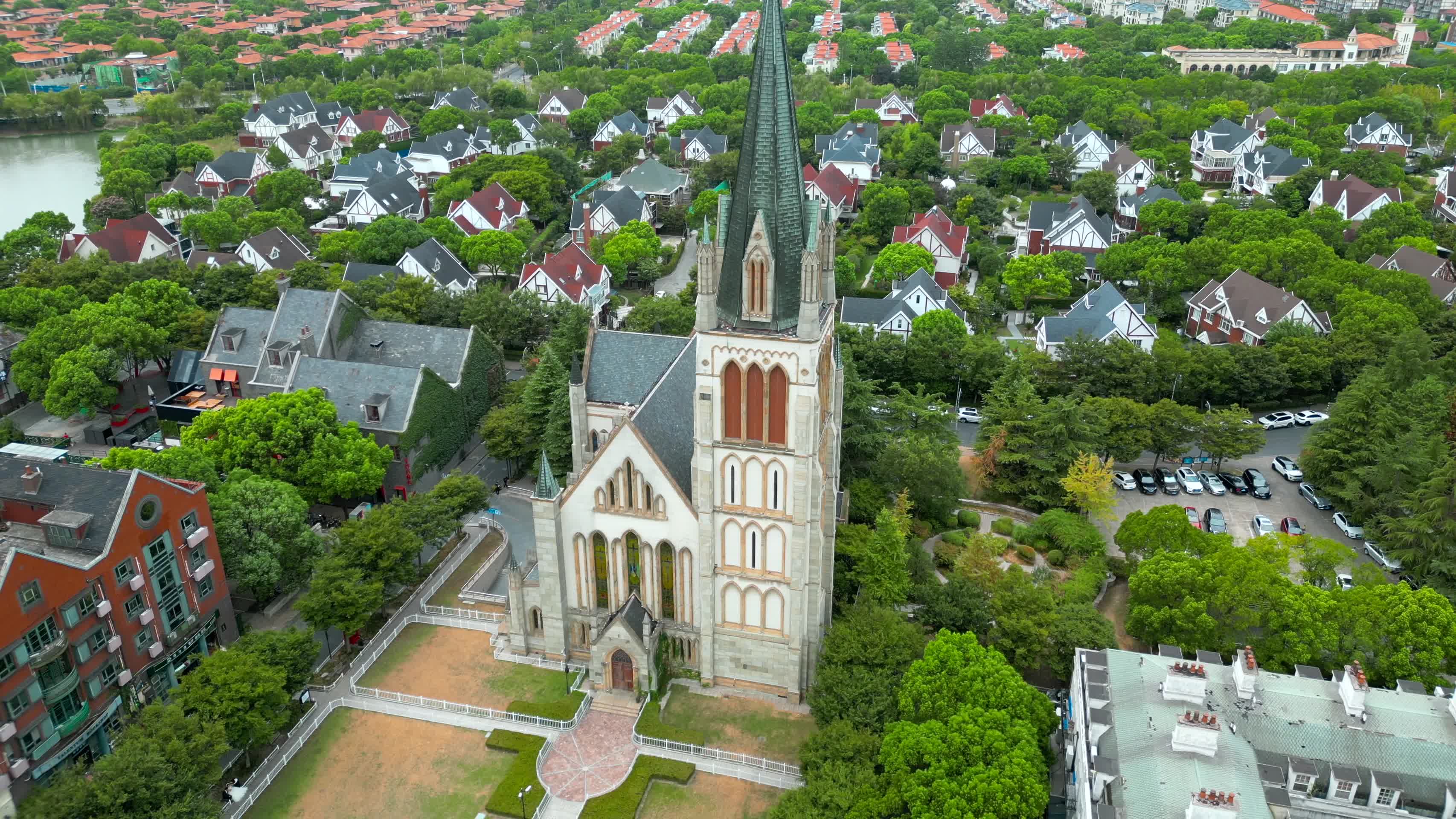 上海松江泰晤士小镇天主教教堂4K航拍视频的预览图