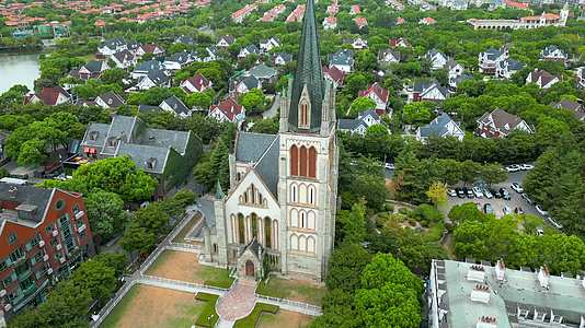 上海松江泰晤士小镇天主教教堂4K航拍视频的预览图