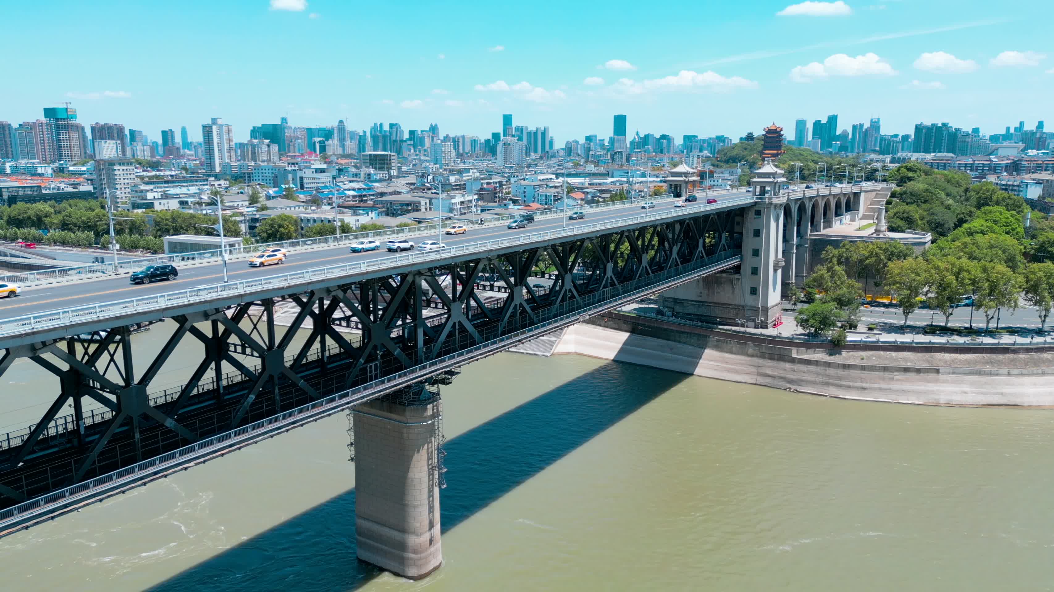 湖北武汉长江大桥4K航拍高清视频视频的预览图