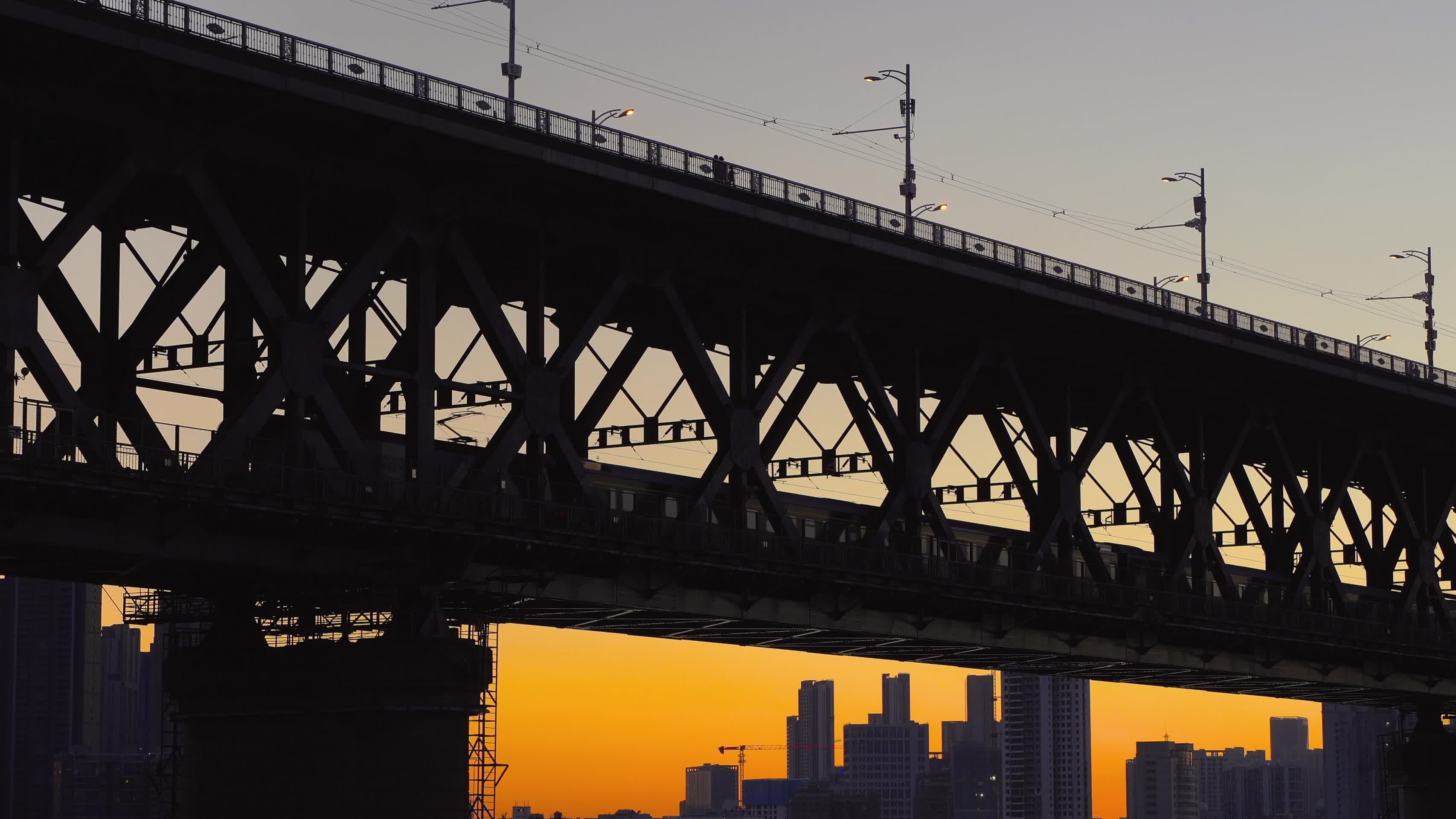 湖北武汉长江大桥日落夜景4K高清视频视频的预览图