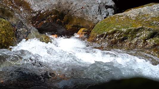 山间自然生态瀑布流水4K视频视频的预览图
