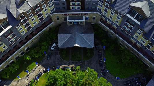 吉林长白山温泉皇冠假日酒店4K航拍视频的预览图