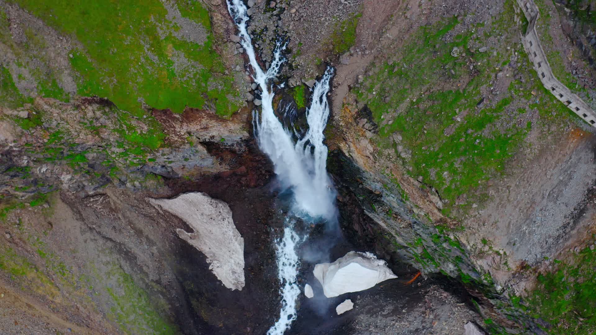 壮观的火山瀑布视频的预览图