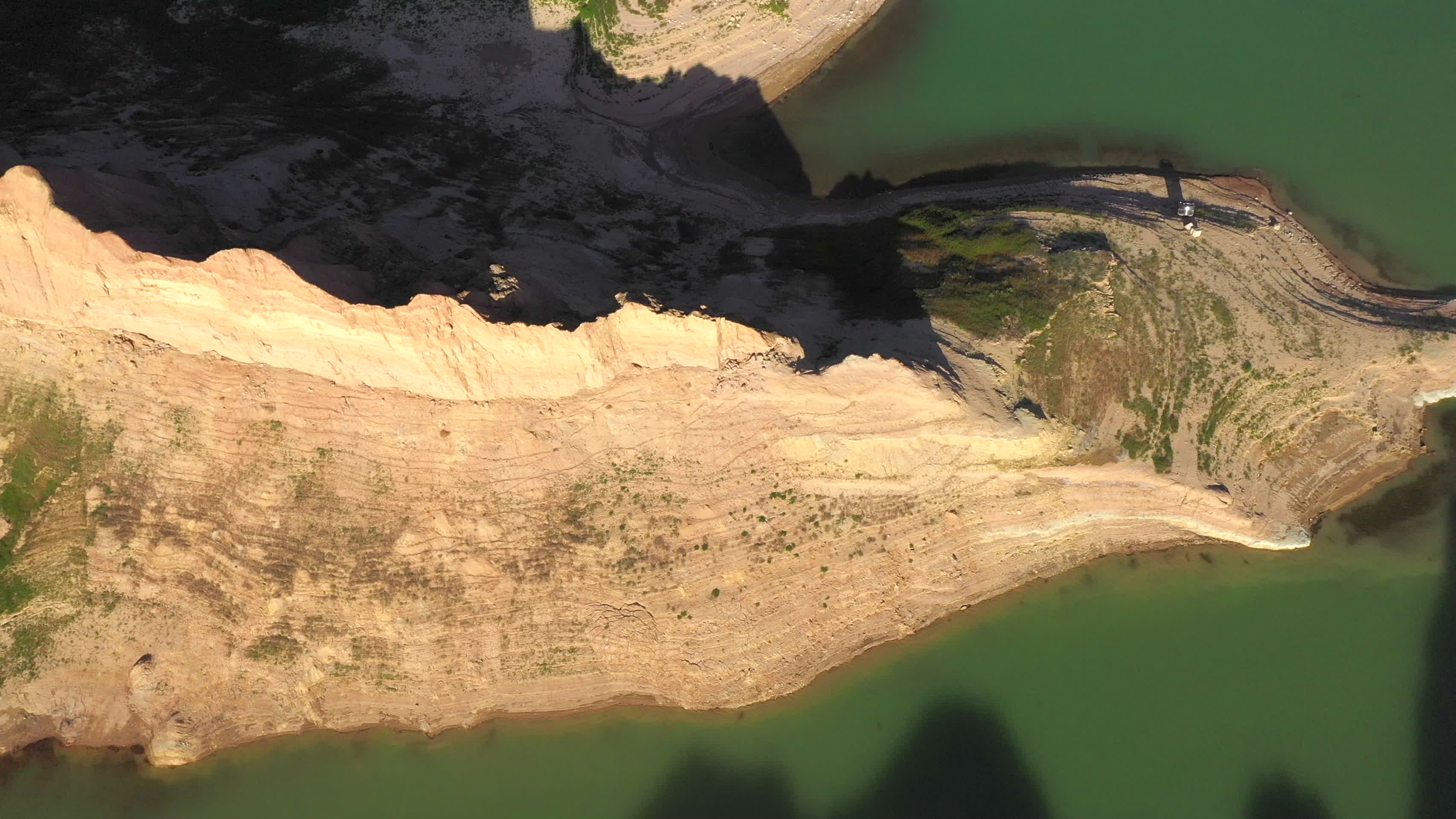 湖面山峰航拍视频的预览图