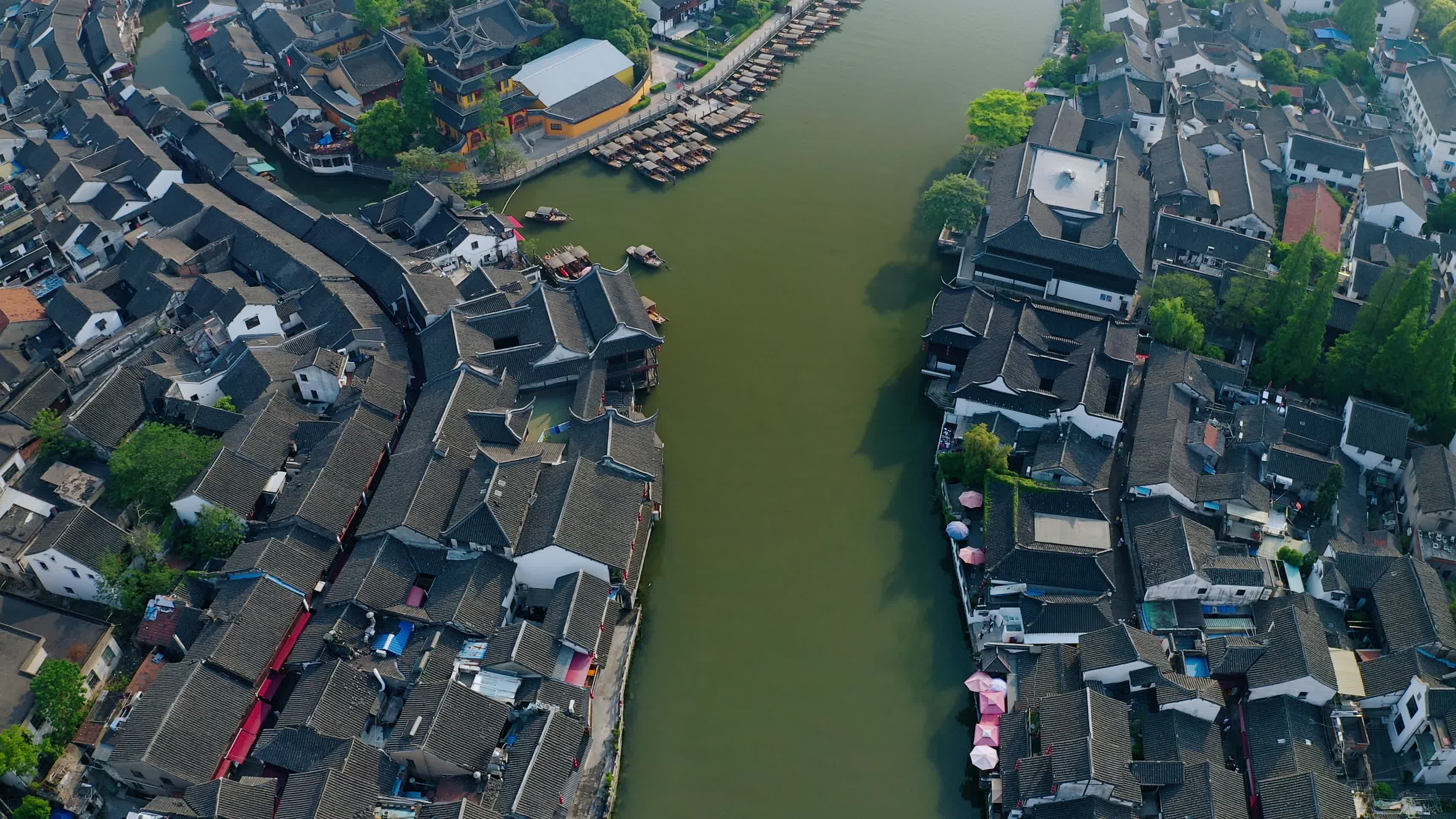 上海朱家角古镇4K风光航拍视频的预览图
