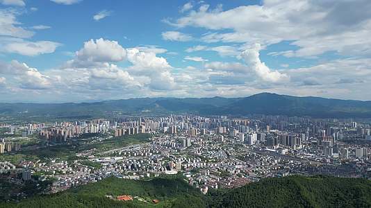 航拍湖南怀化城市全景蓝天白云视频的预览图