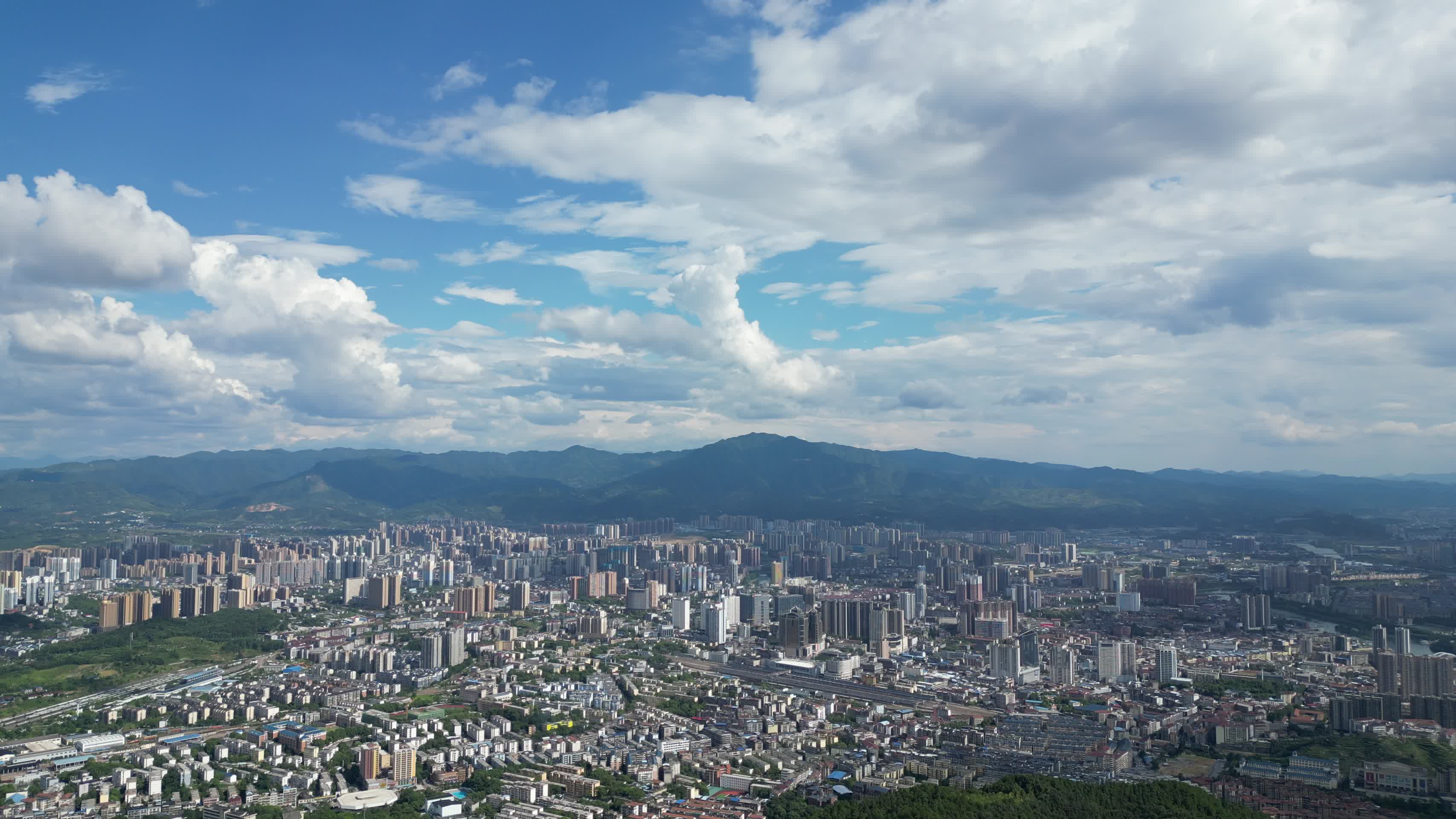 航拍湖南怀化城市全景蓝天白云视频的预览图