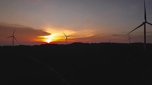 夕阳下的风车视频视频的预览图