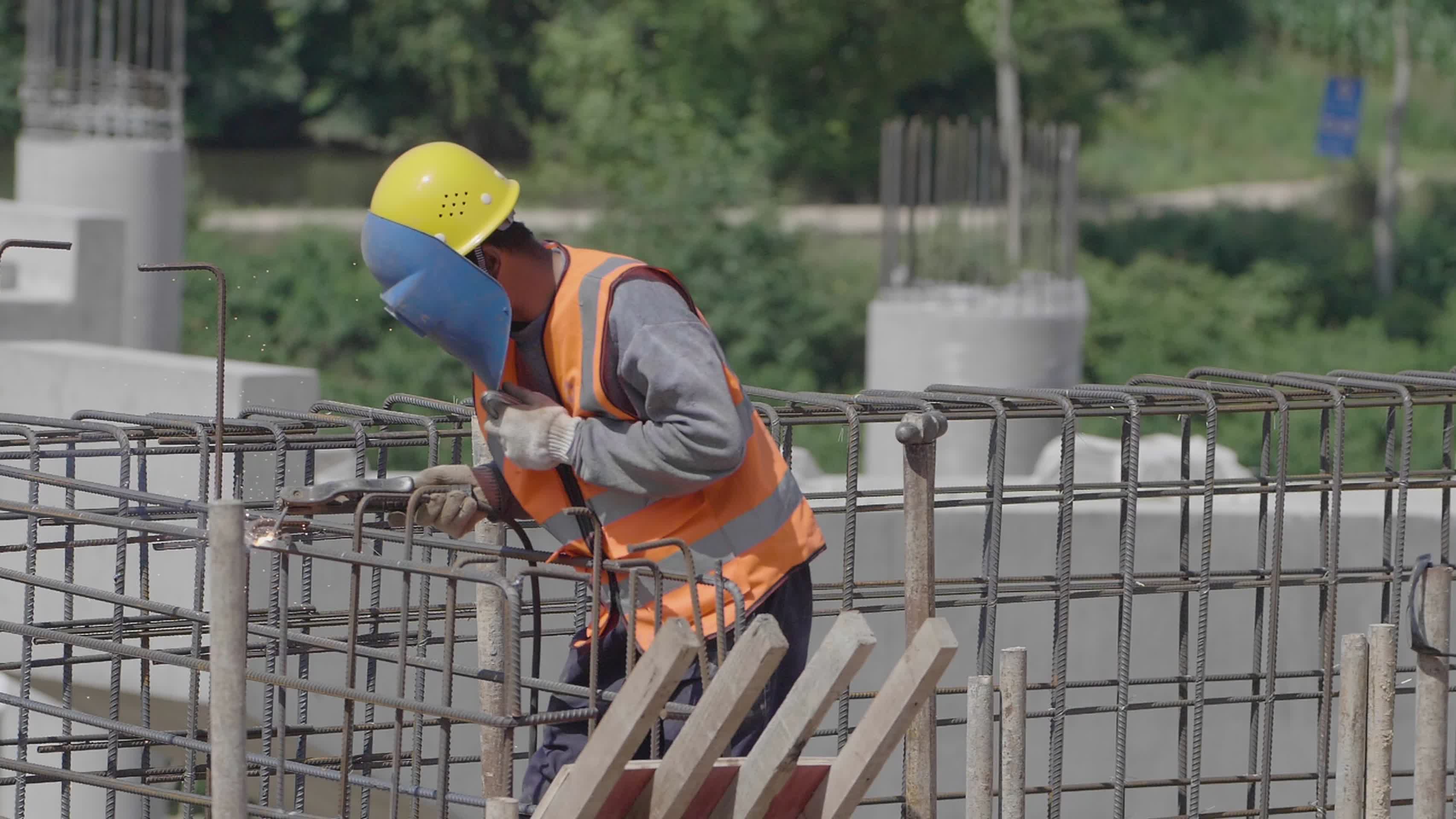 烈日下的工地焊接工人生活视频视频的预览图