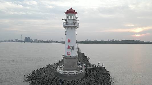 上海吴淞口灯塔4K航拍原视频的预览图