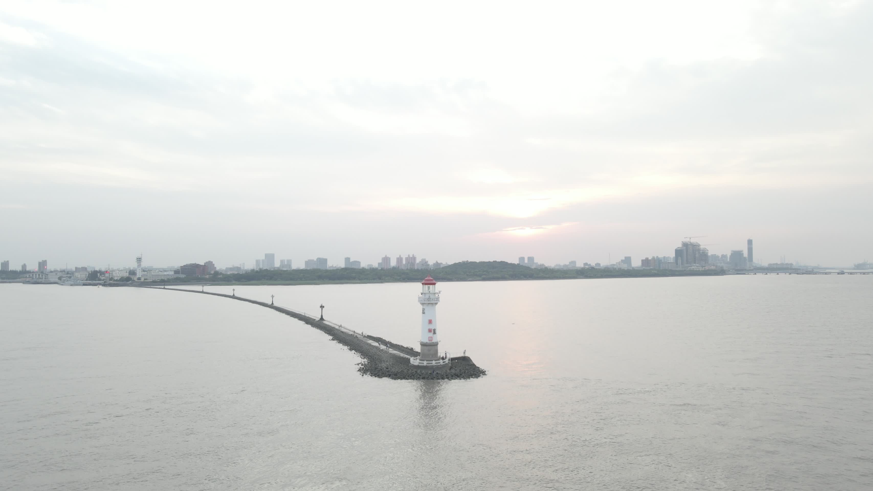 上海吴淞口灯塔4K航拍原视频的预览图