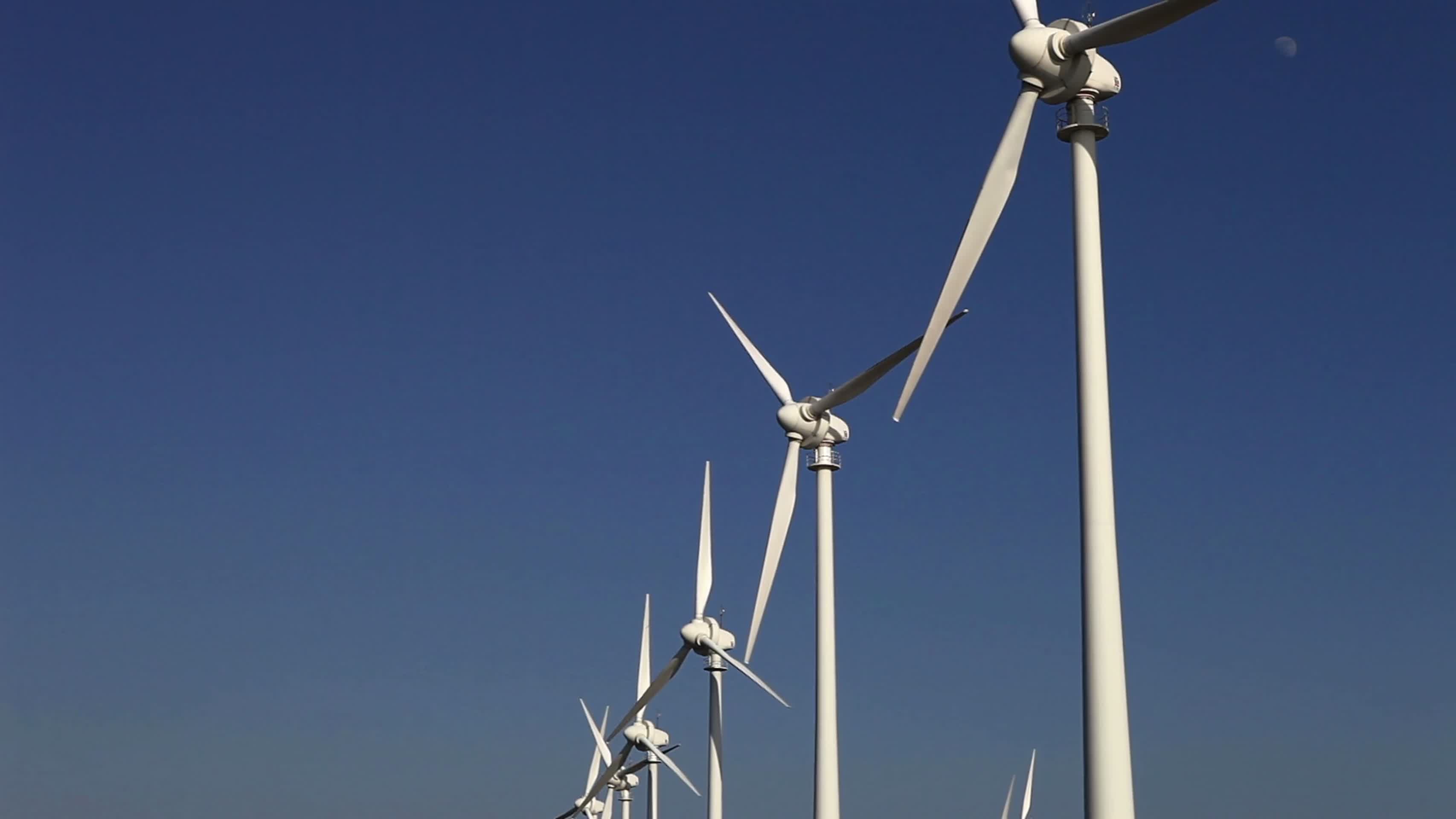 风车转动风力发电绿色能源视频视频的预览图