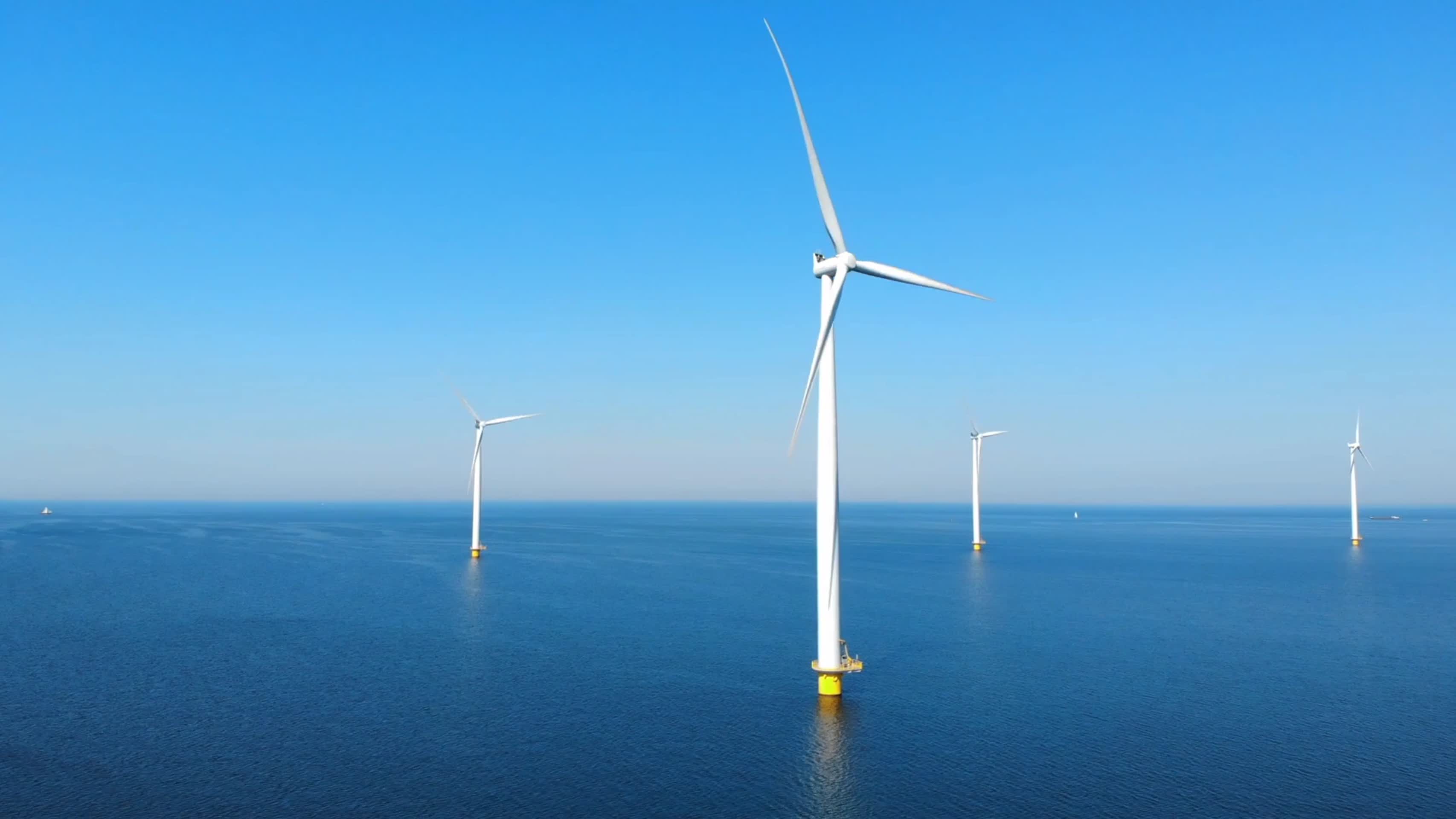 海面风车转动风力发电视频视频的预览图