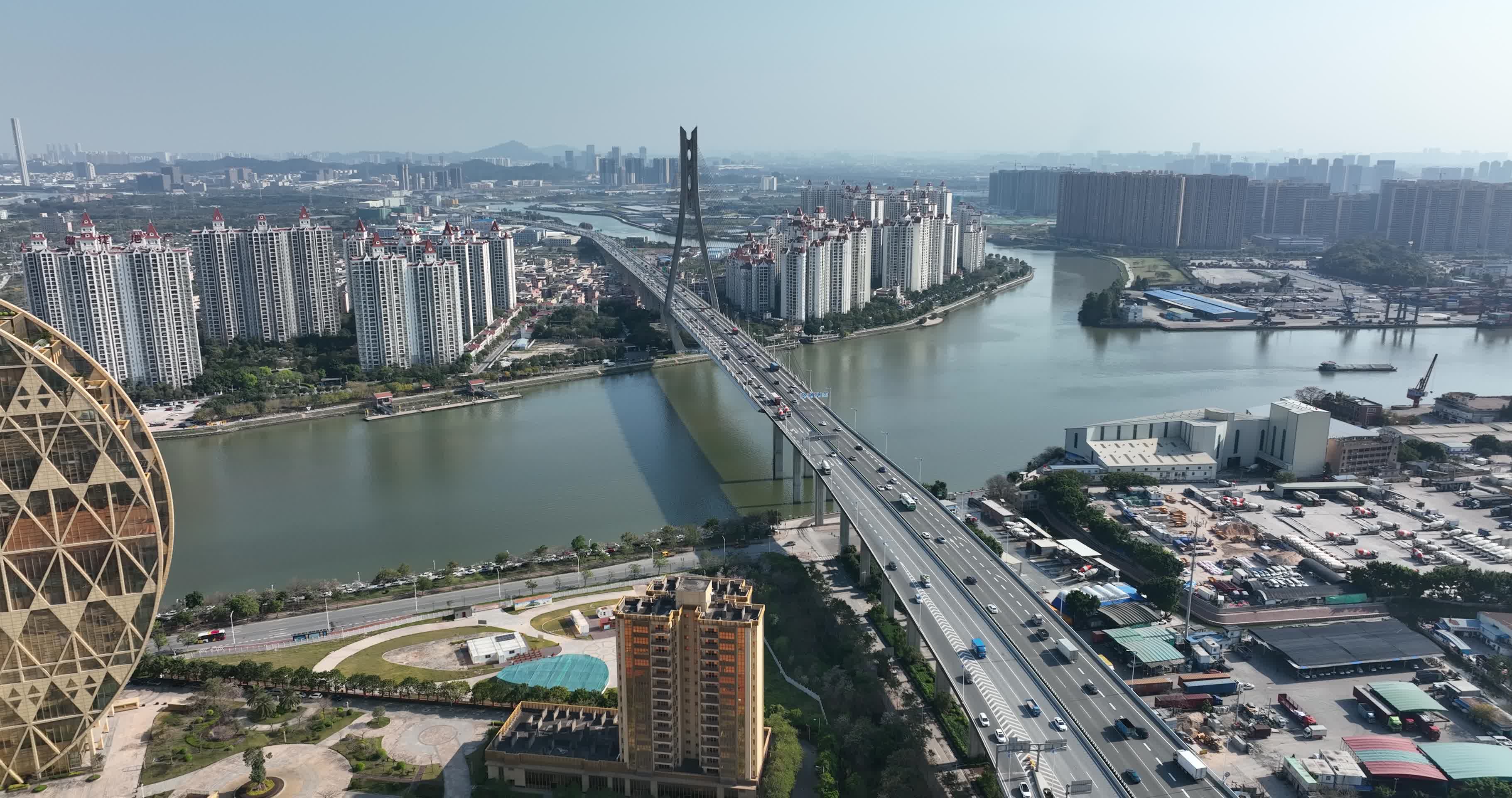 航拍广州东沙大桥交通车流视频的预览图